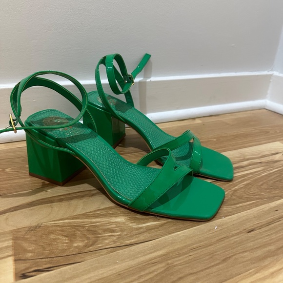 Kelly green Vince Camuto heels - Picture 3 of 4